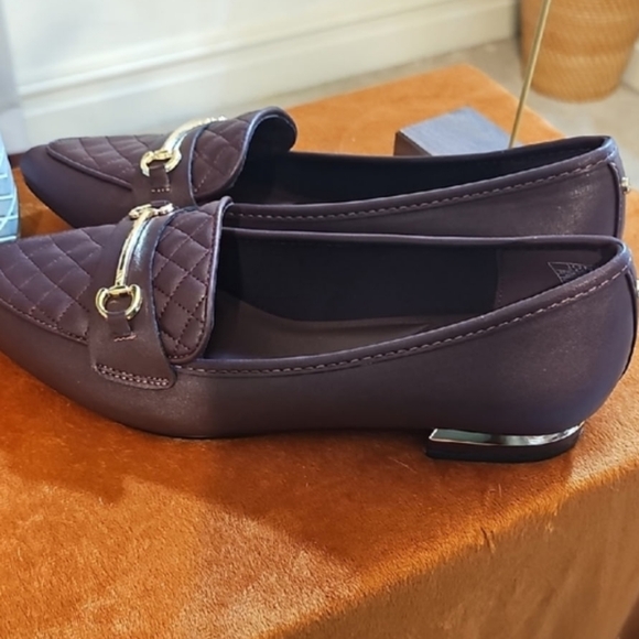 Jones Of New York Women's Quilted Loafers with Gold Accent - Picture 4 of 6